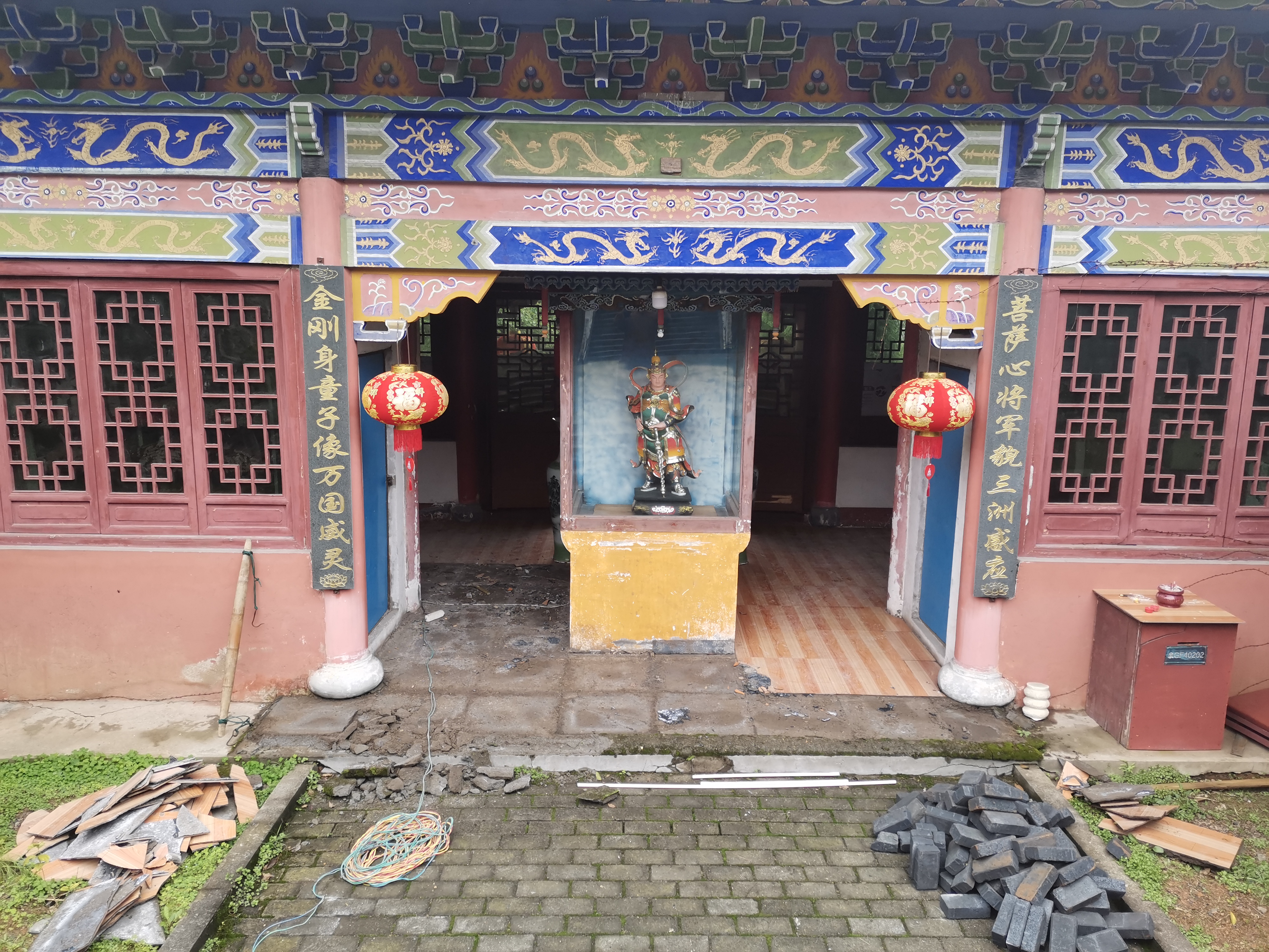 德彩网天王殿铺设地砖及牌匾贴金